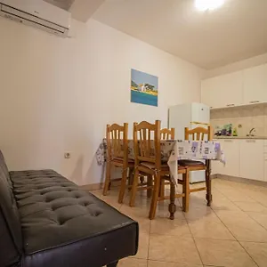 Petar Maksan Apartman Pakostane